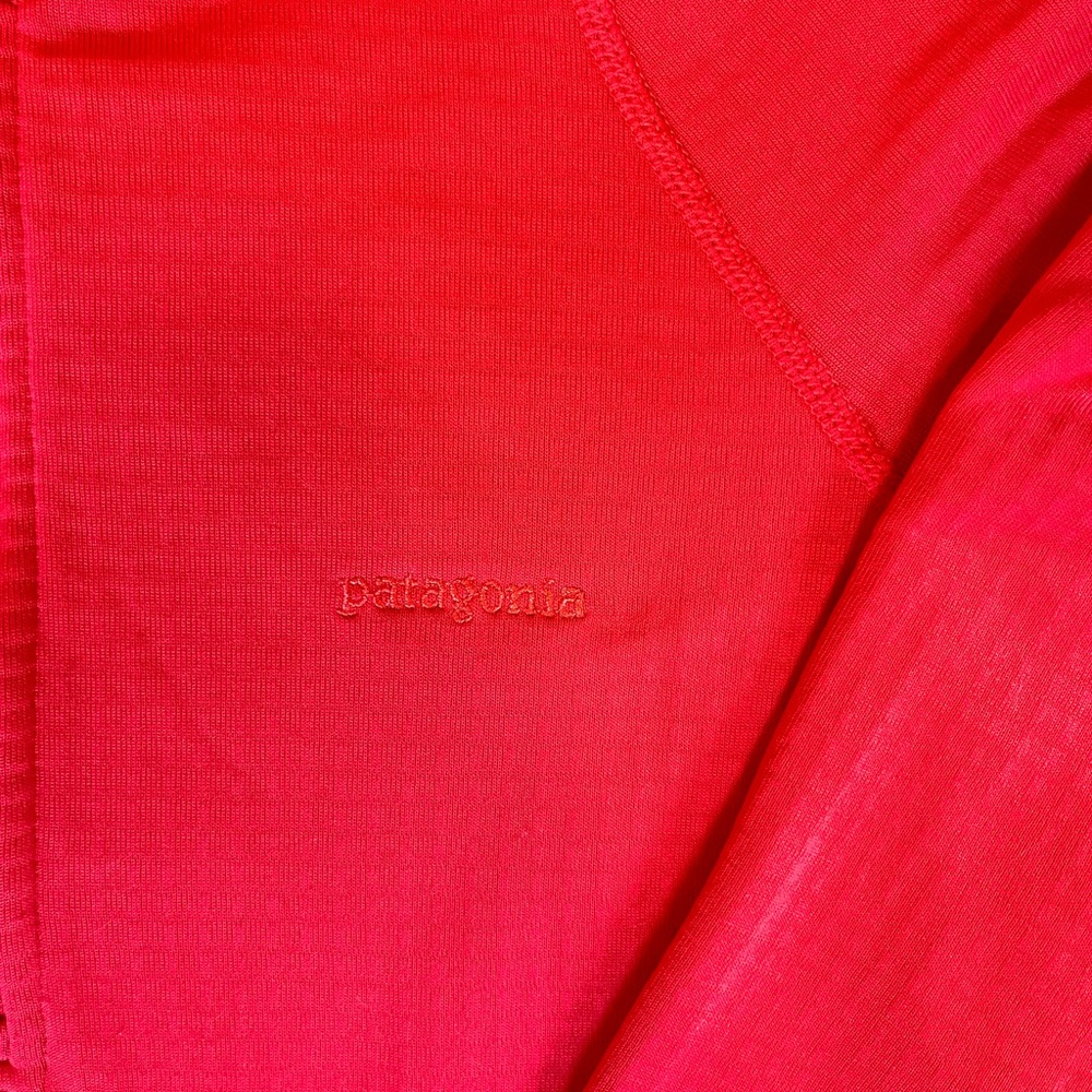 Patagonia Women's Half-Zip R1 Pullover in Hot Pink - Picture 3 of 5